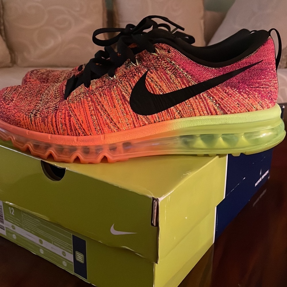 Must haves! men’s Nike Flyknit Max Size 12. Great colors, orange with blk swoosh